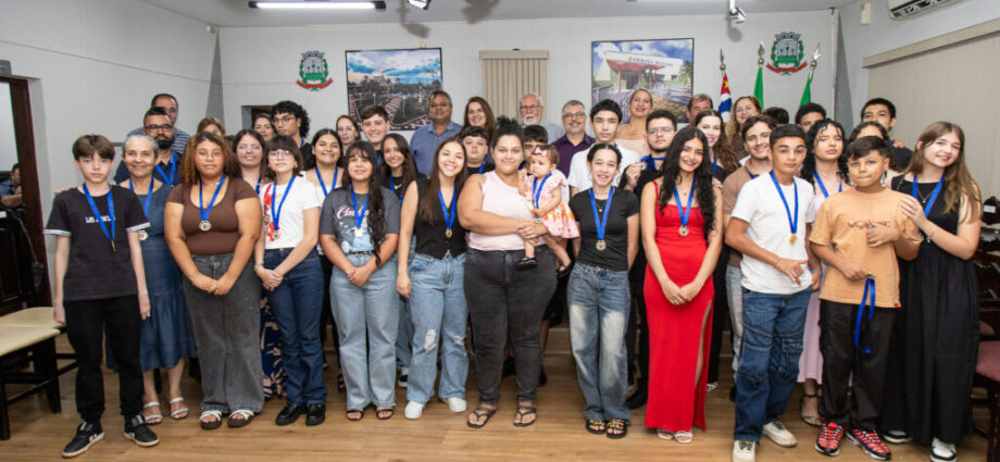 Câmara de Murutinga do Sul entrega Prêmio Estrelas do Conhecimento a estudantes e educadores